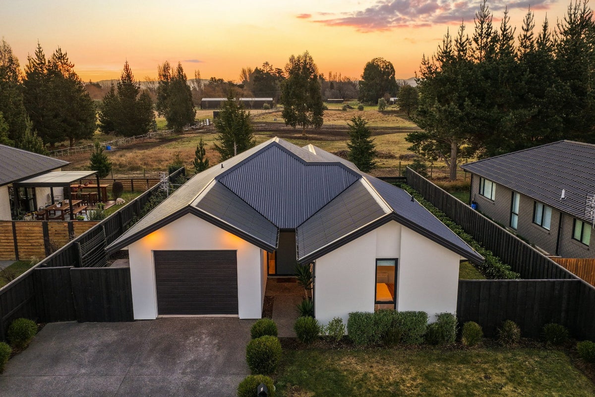 49 Quinn Crescent, Woodend, Woodend - Carousel 1