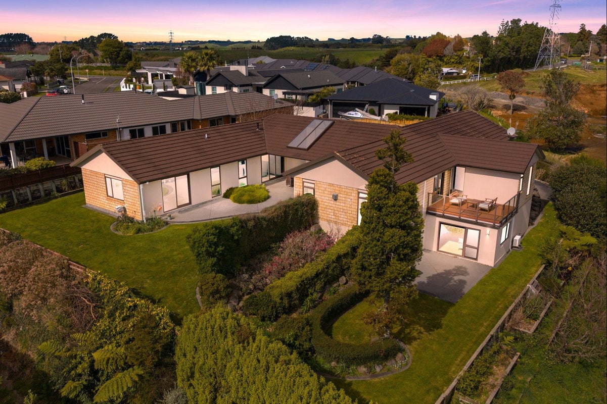 5B Tupuhi Place, Highlands Park, New Plymouth - Carousel 1