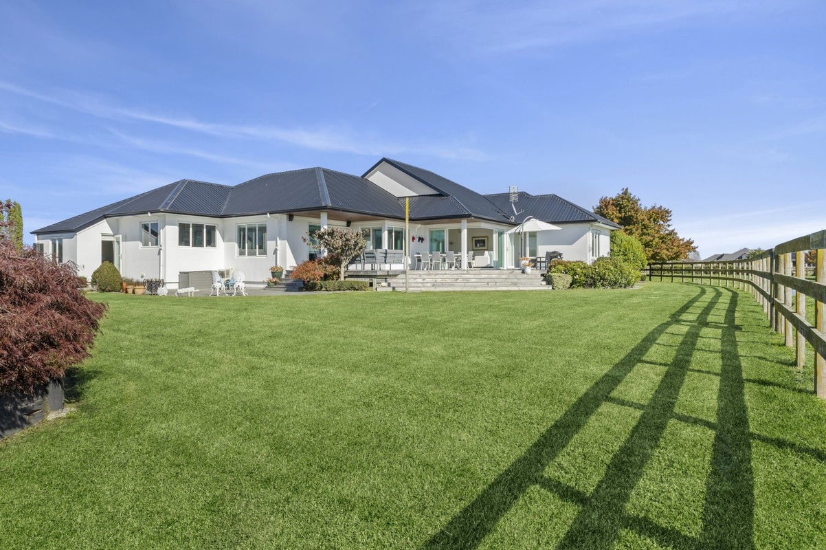 397 Grasslands Drive, Cambridge, Cambridge - Carousel 1