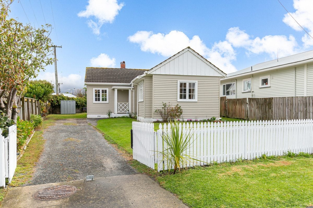 8 Crawford Green, Miramar, Wellington - Carousel 1
