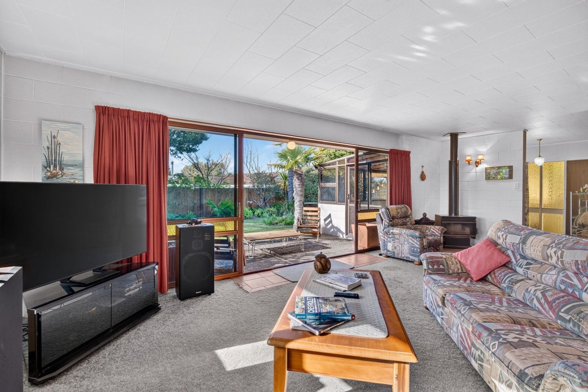 22 Gordon Road, Plimmerton, Porirua - Carousel 2