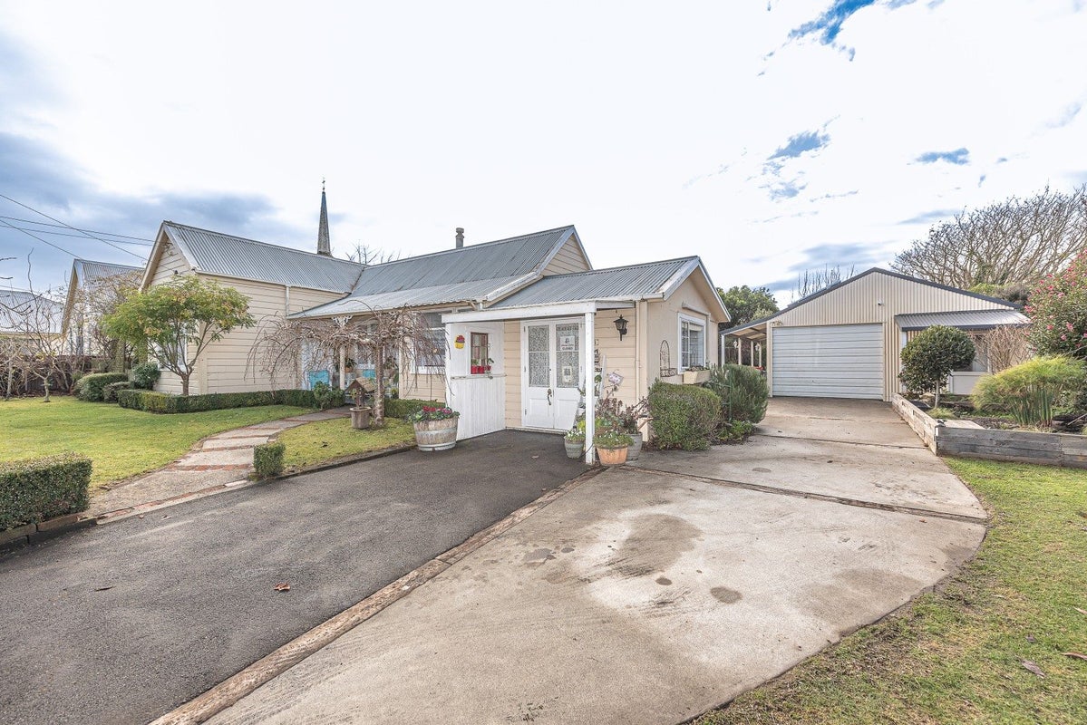 6 Gibson Street, Aramoho, Whanganui - Carousel 2