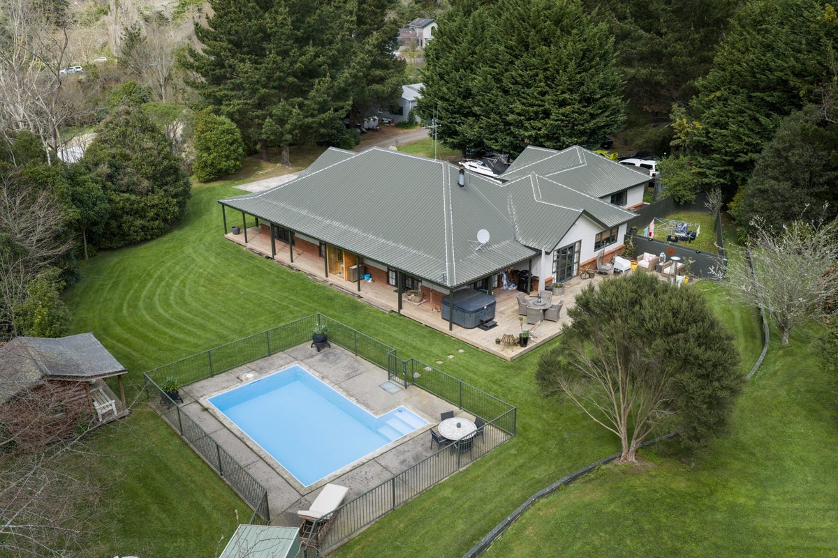 320 Aokautere Drive, Palmerston North - Carousel 1