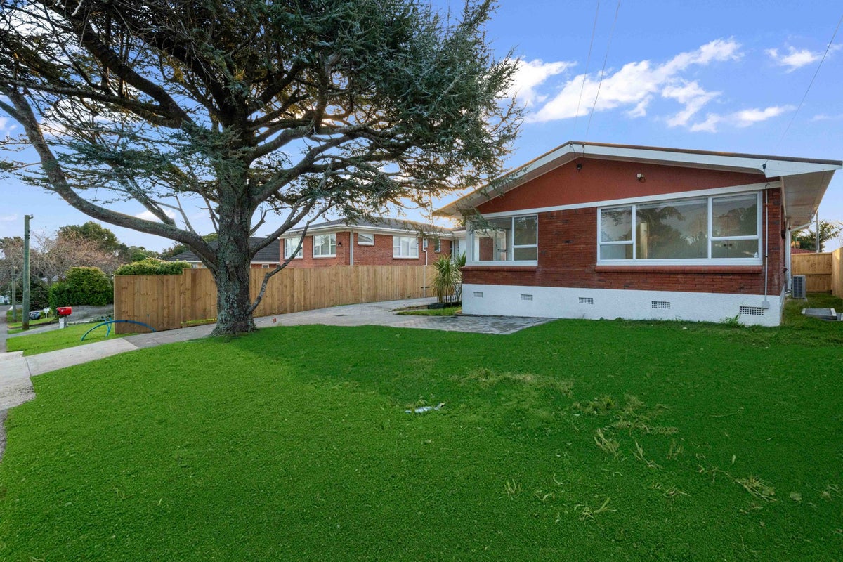 10 Tomlinson Street, Hillpark, Auckland - Carousel 2