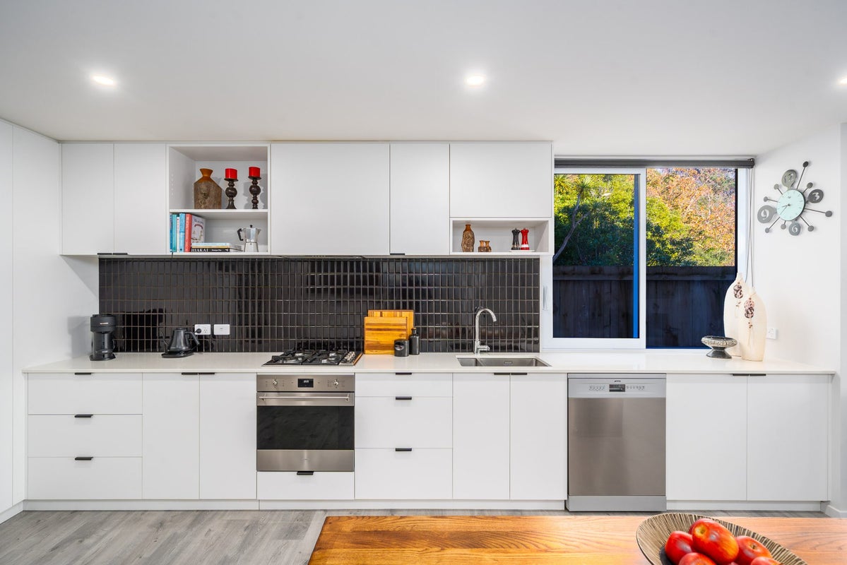 6 Bushland Grove, Paparangi, Wellington - Carousel 2