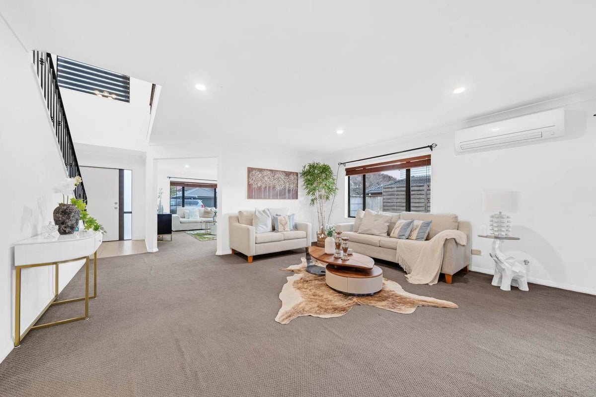 19 Malahide Drive, Flat Bush, Auckland - Carousel 2