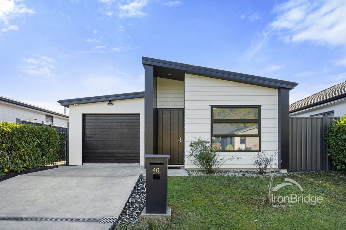40 Te Kaeaea Crescent, Wallaceville, Upper Hutt - Carousel 1