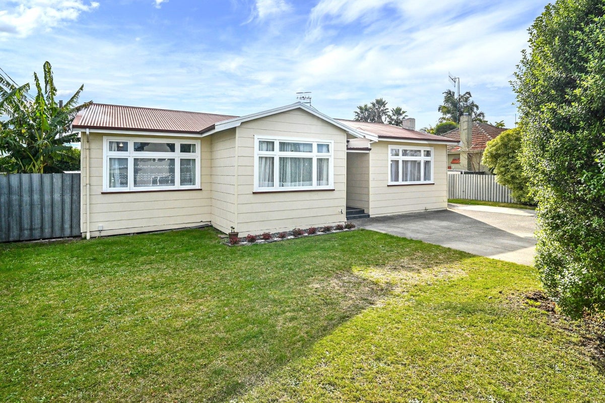 13 Anzac Avenue, Onekawa, Napier - Carousel 1