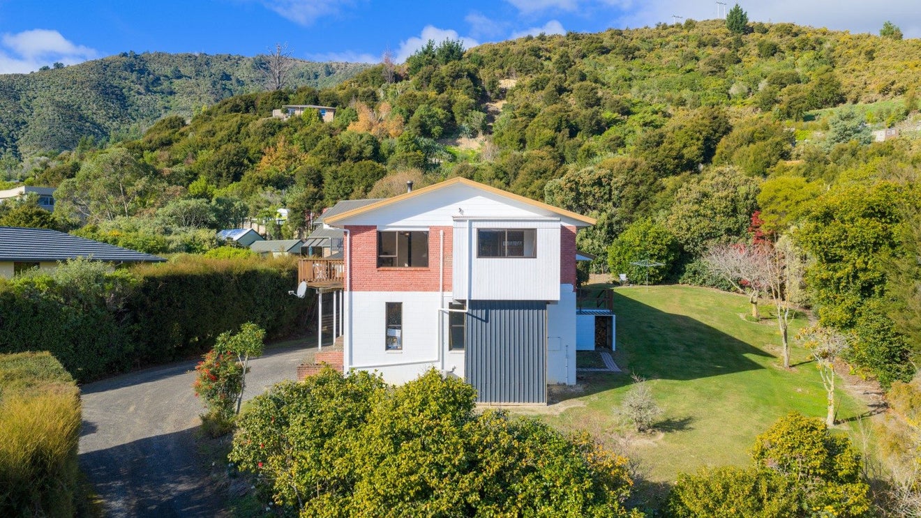 6 Moana View Road, Waikawa, Picton - Carousel 1