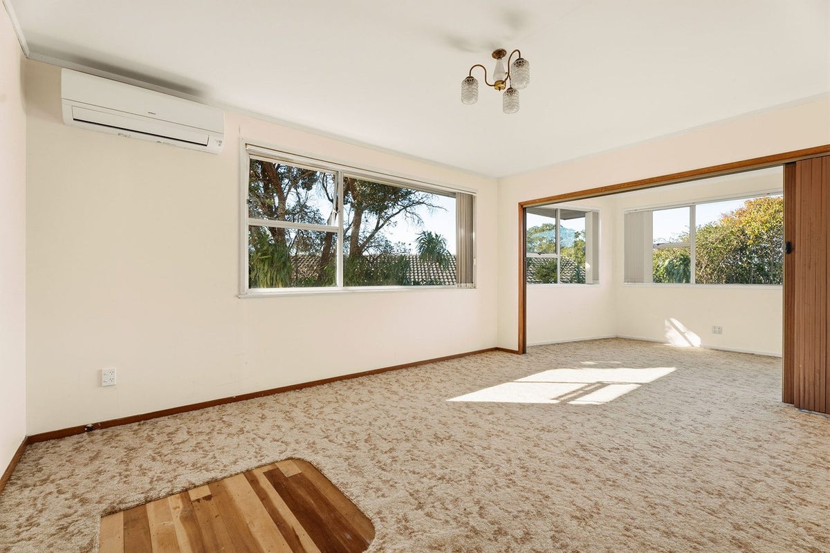21 Felgrove Street, Glendene, Auckland - Carousel 2
