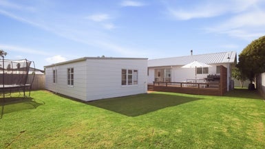21 Seaspray Drive, Mount Maunganui, Mount Maunganui - Carousel 1