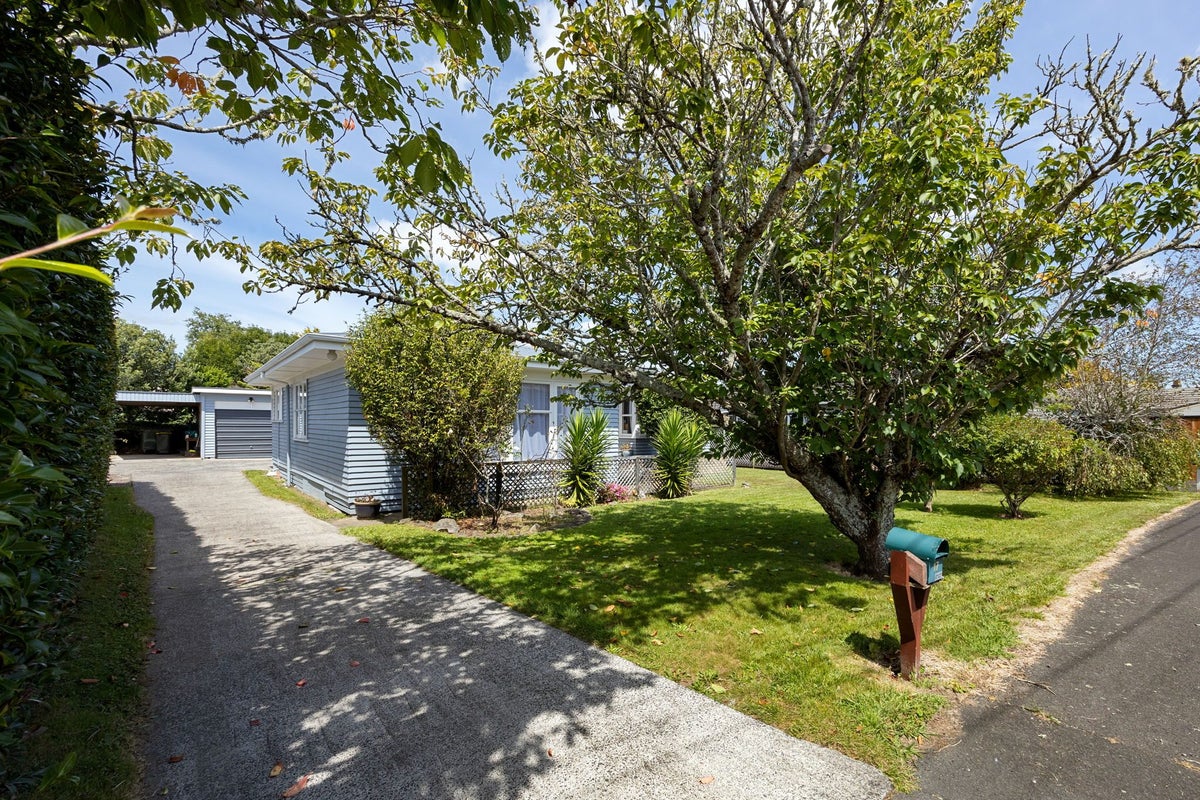 17 Charles Crescent, Beerescourt, Hamilton - Carousel 1