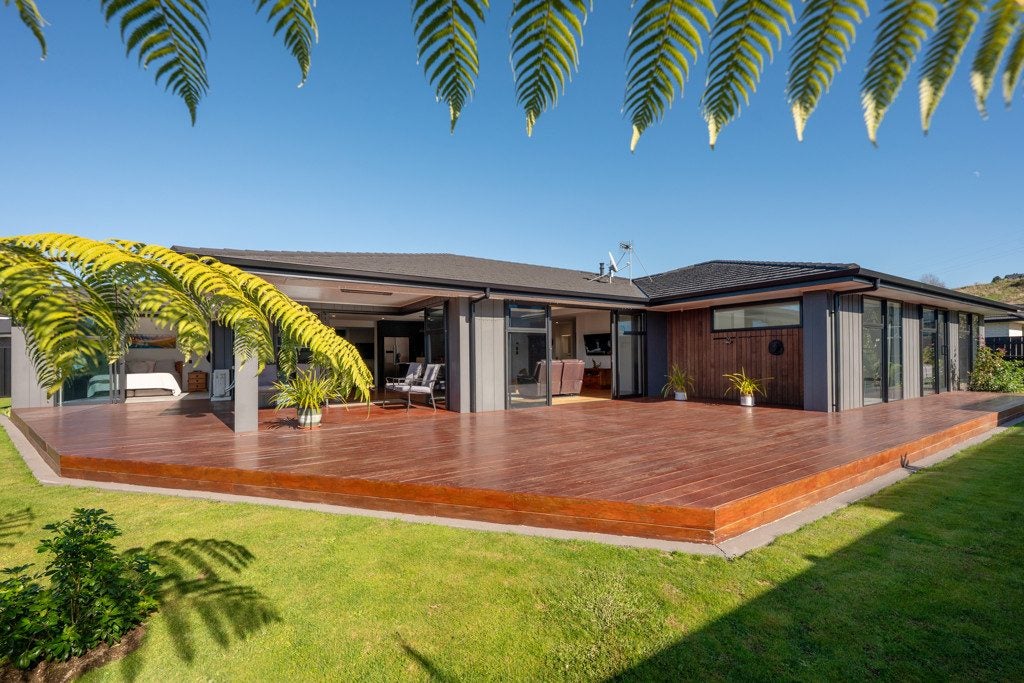 10 Erlam Place, Matipo Heights, Rotorua - Carousel 1