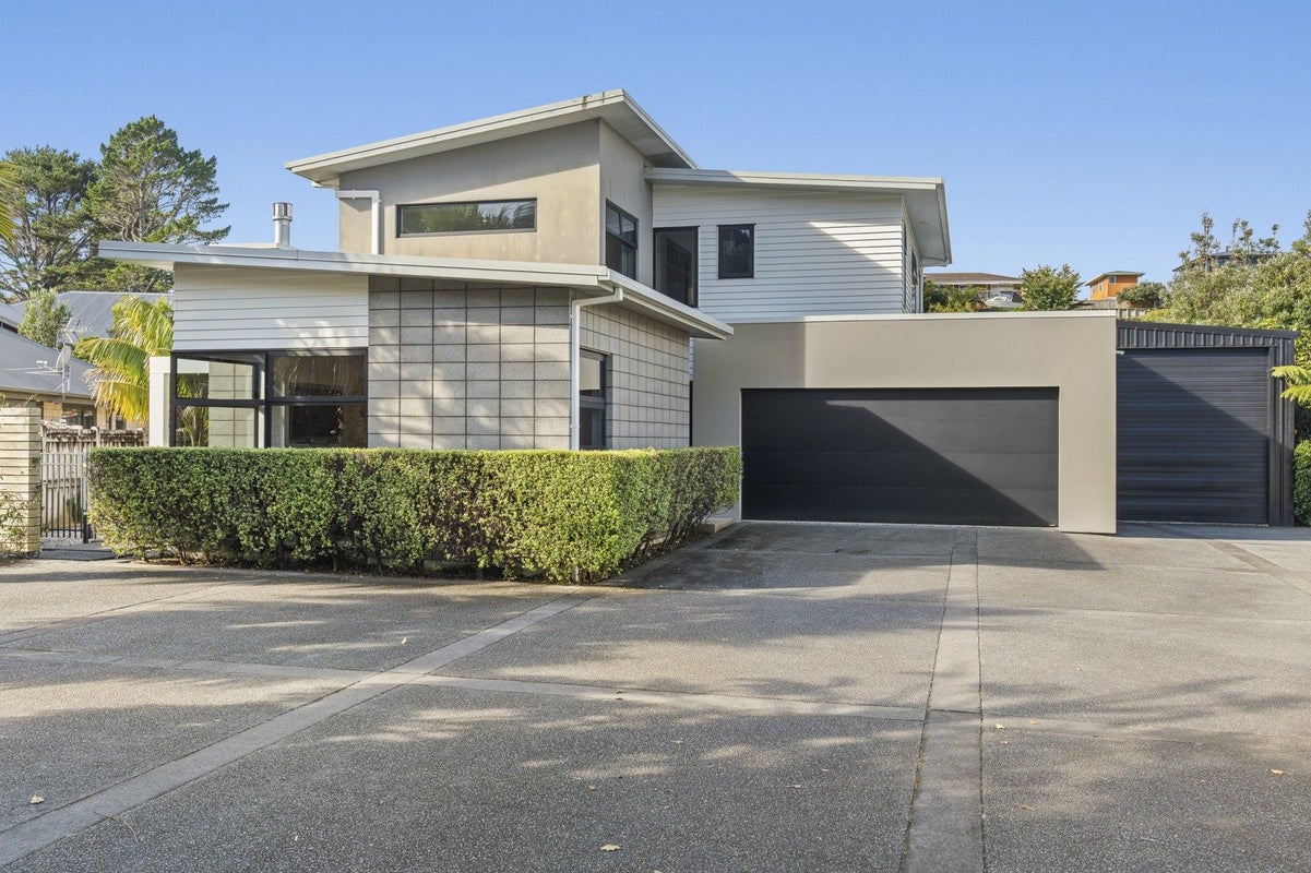 13 Fernbrook Drive, Hurworth, New Plymouth - Carousel 1
