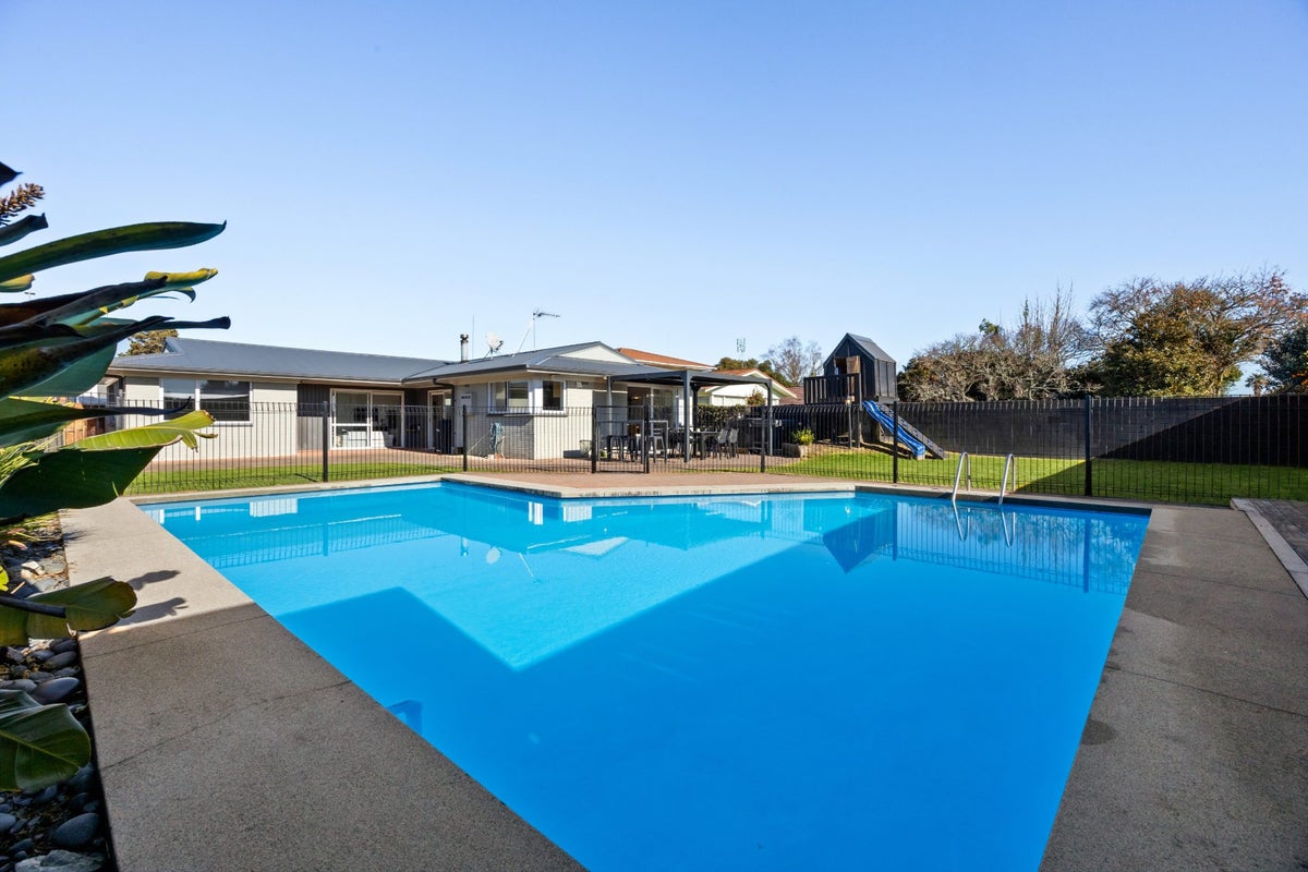 27 Glen Lynne Avenue, Queenwood, Hamilton - Carousel 1