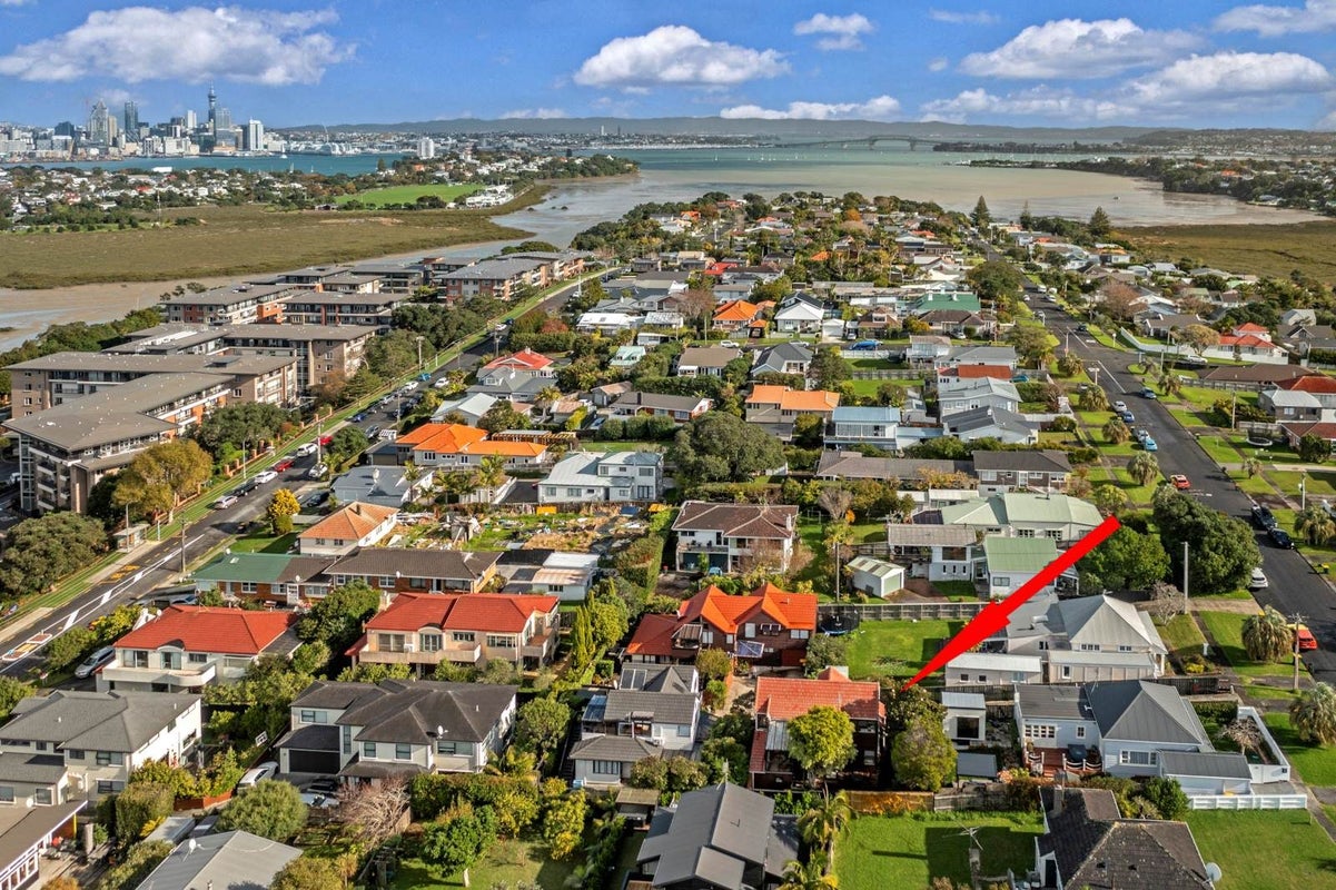 2/1 Aramoana Avenue, Devonport, Auckland - Carousel 30