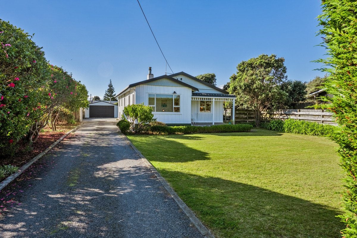 8 Manuka Street, Otaki Beach, Otaki - Carousel 1