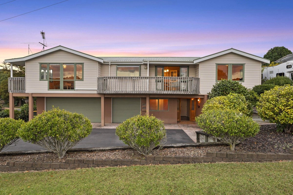 27 Tui Street, Oneroa, Waiheke Island - Carousel 1