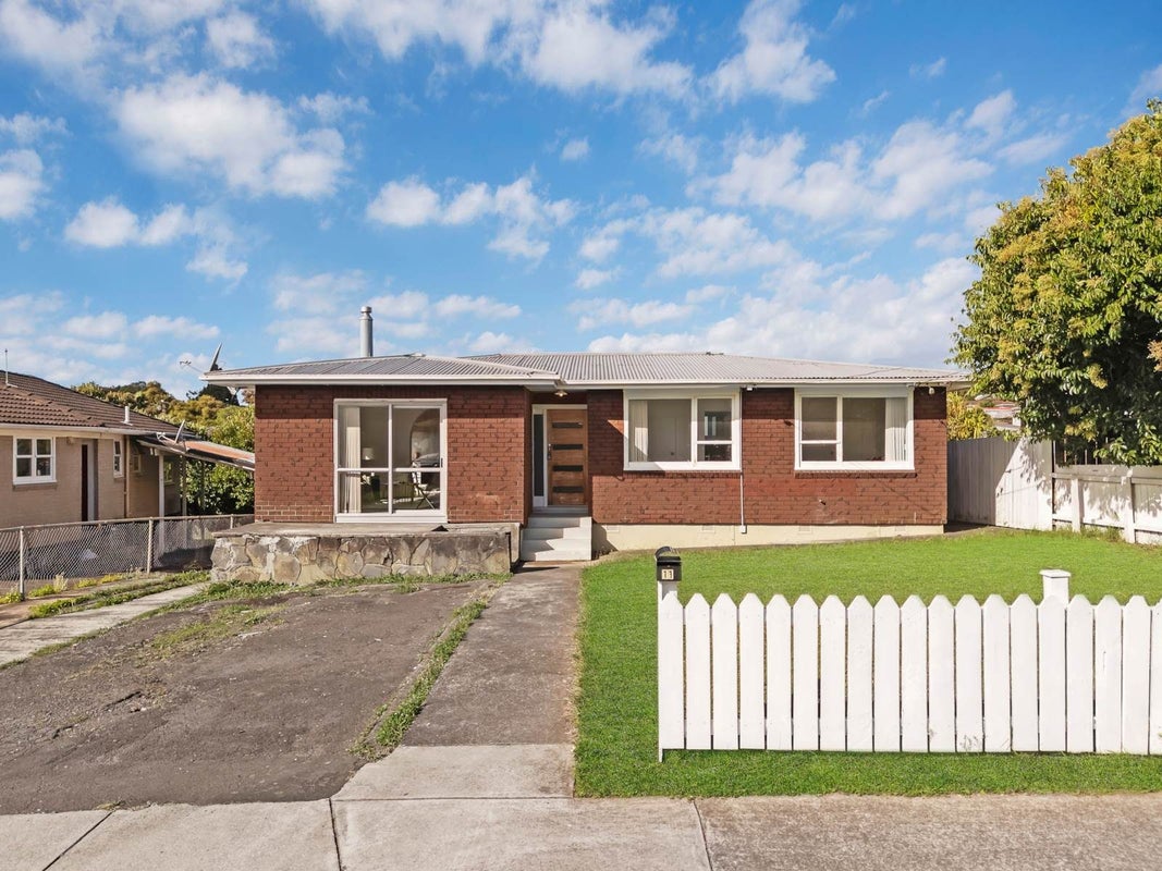 11 Emerson Road, Clover Park, Auckland - Carousel 1