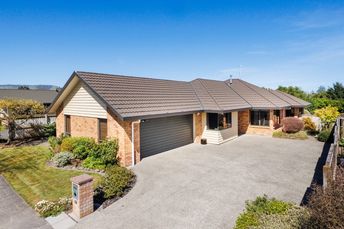 23 Johnstone Drive, Fitzherbert, Palmerston North - Carousel 1