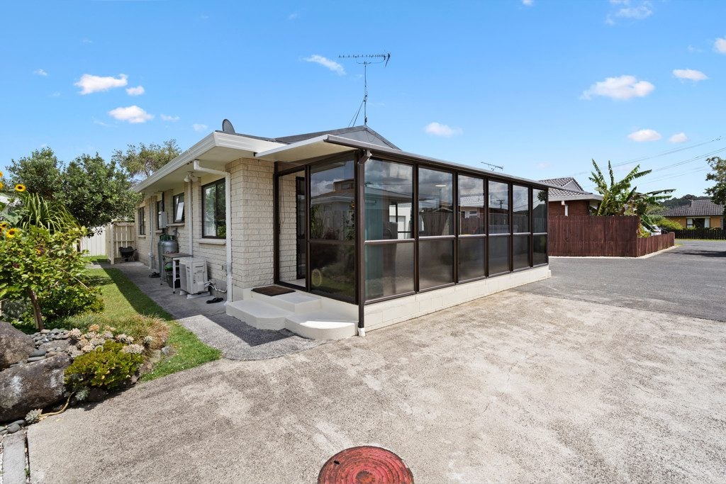 2/4 Edward Avenue, Orewa, Orewa - Carousel 2