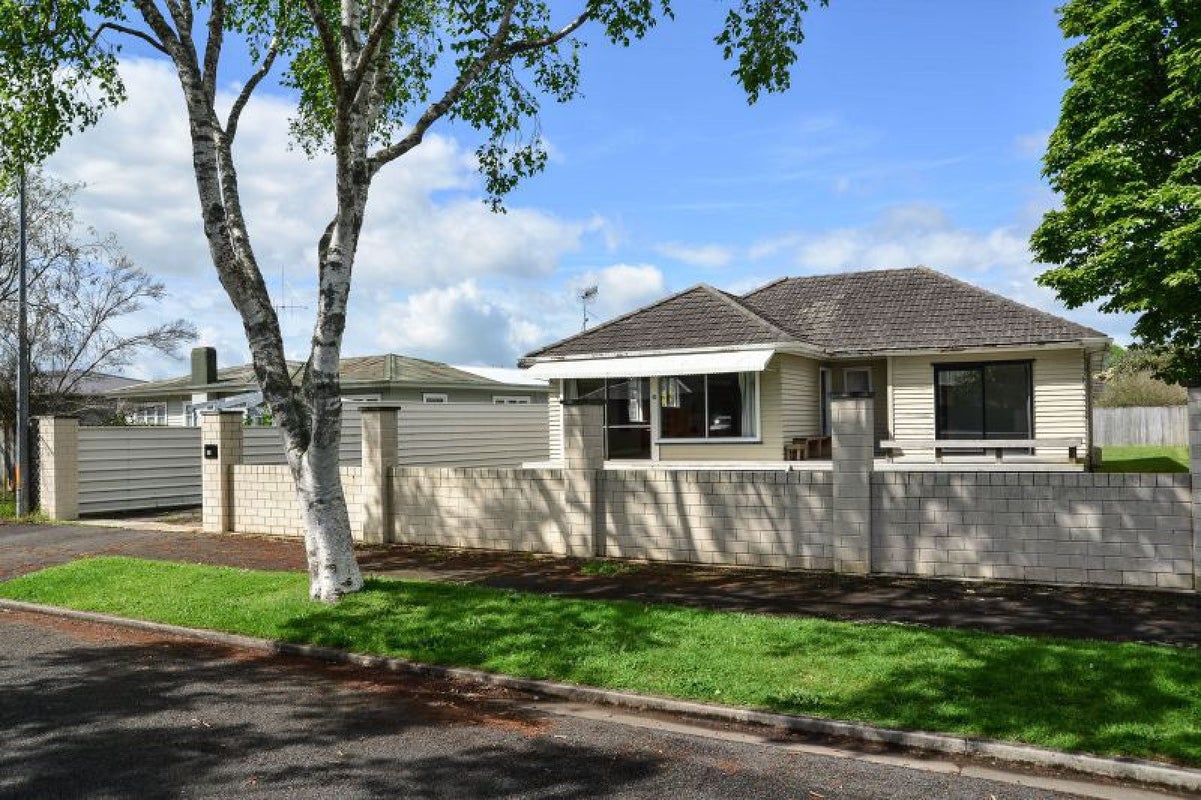 42 Montgomery Crescent, Bader, Hamilton - Carousel 1