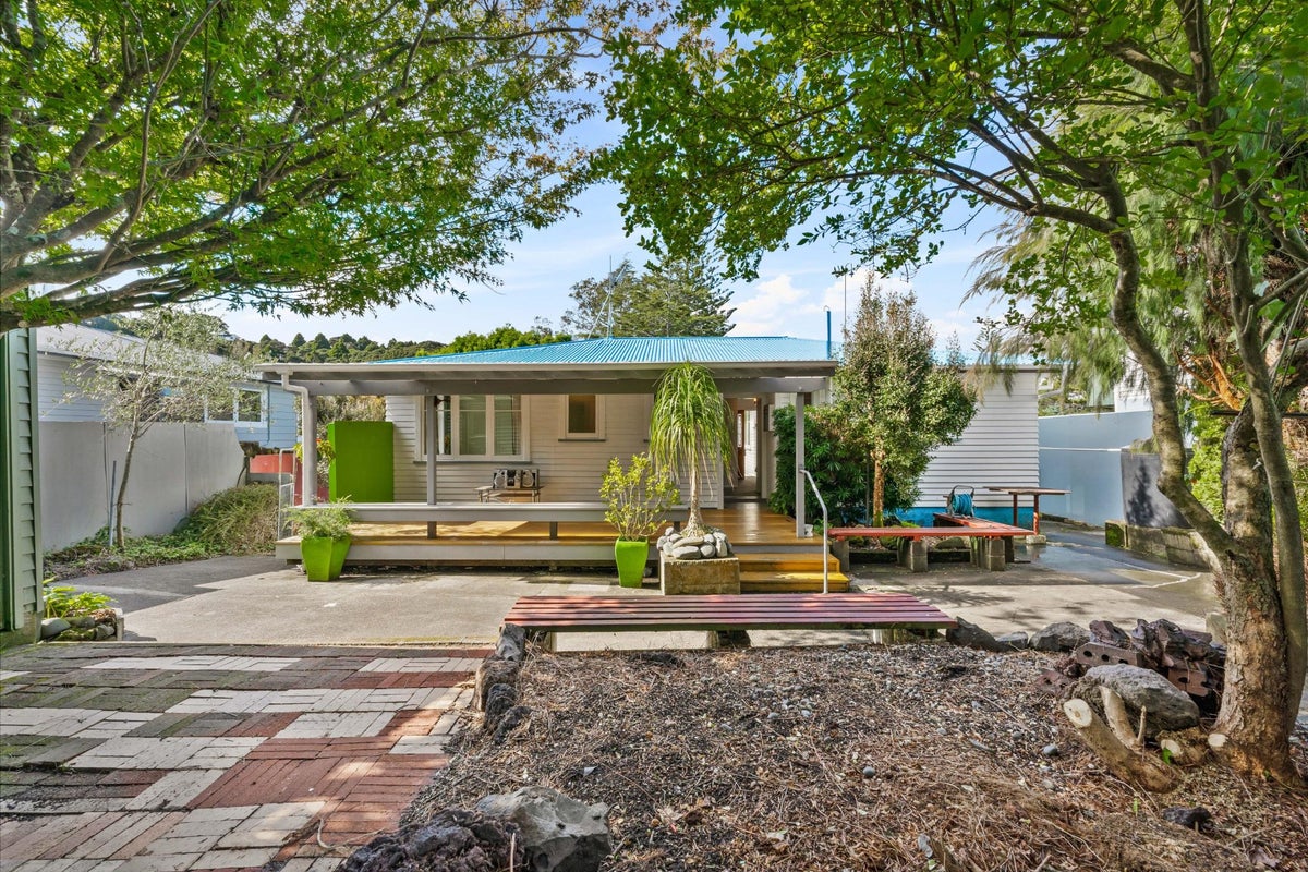 25 Lowtherhurst Road, Massey, Auckland - Carousel 1