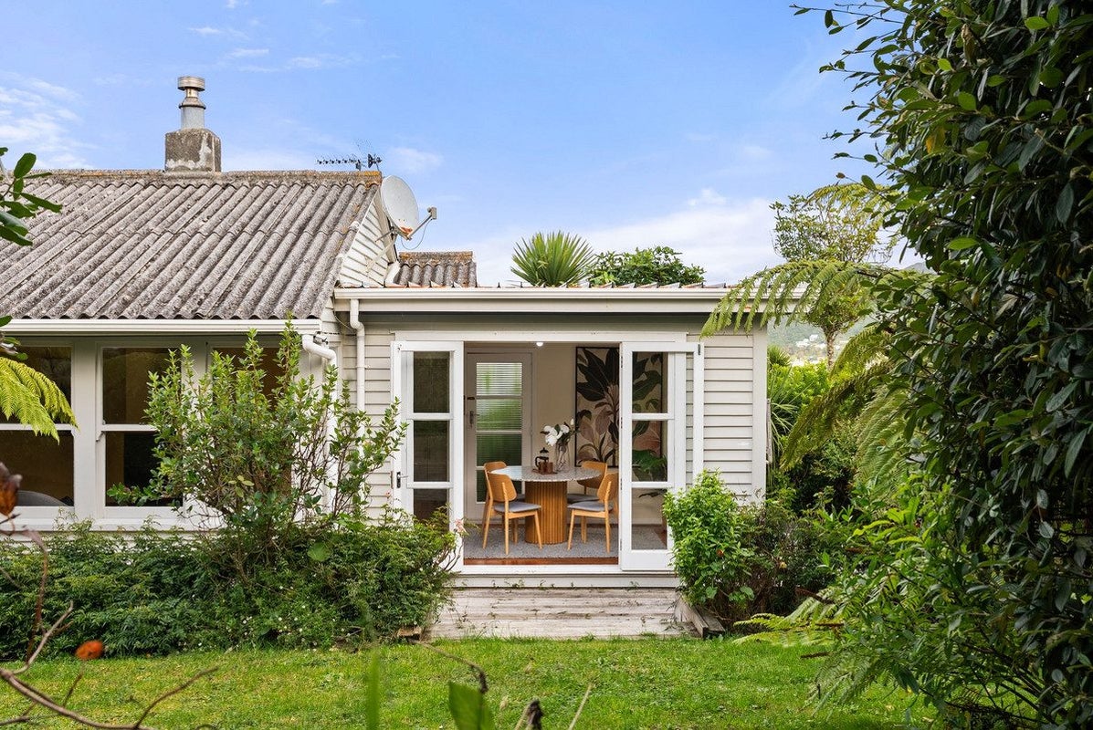 39 Victory Avenue, Karori, Wellington - Carousel 1