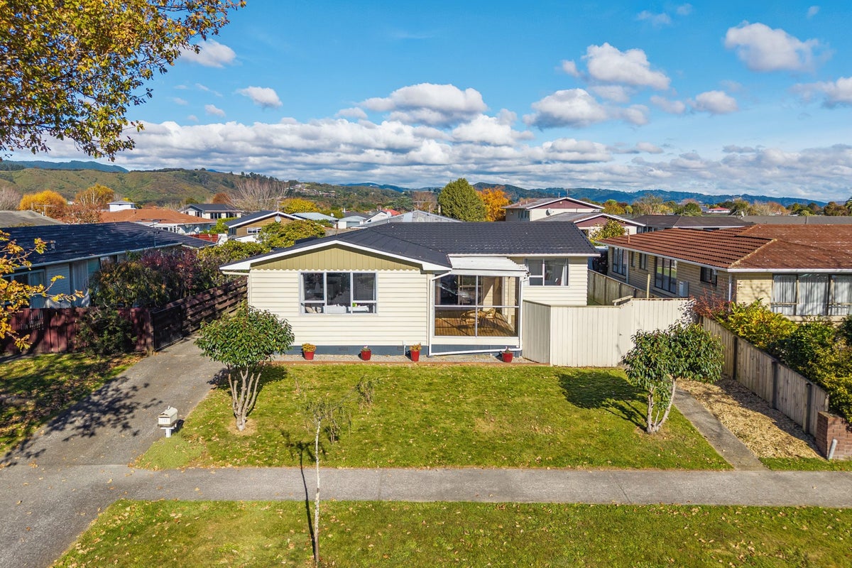 123 California Drive, Totara Park, Upper Hutt - Carousel 1