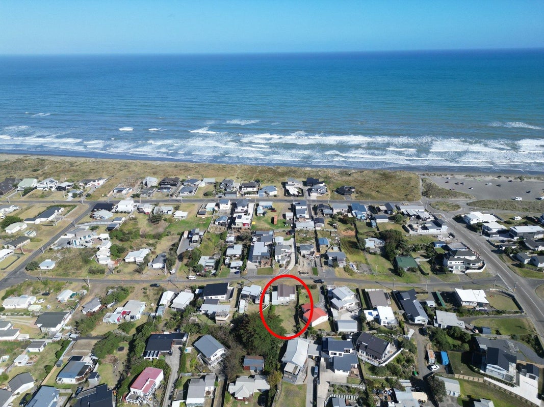 13 Nelson Street, Foxton Beach, Foxton - Carousel 1