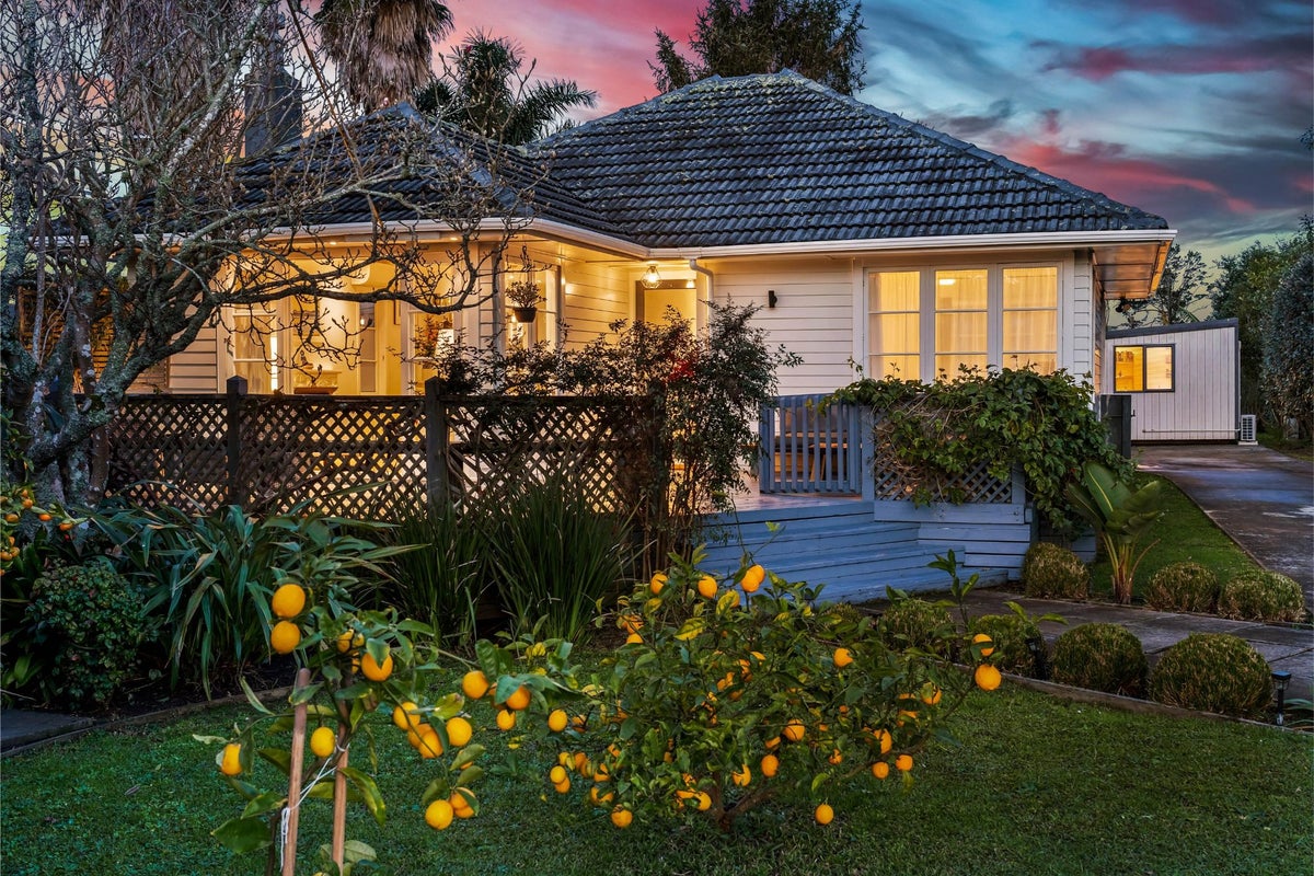 9 Devon Street, Te Atatu South, Auckland - Carousel 1