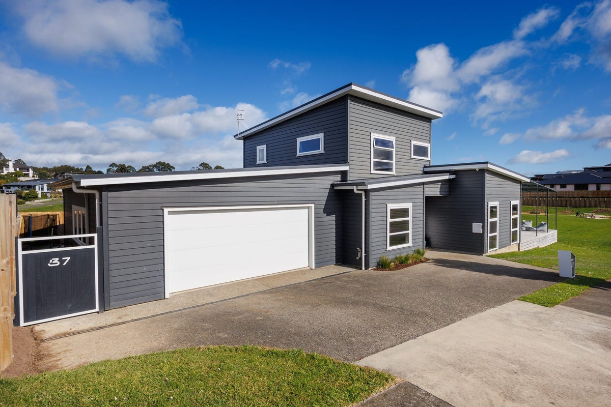 37 Vaucluse Heights, Fitzherbert, Palmerston North - Carousel 1