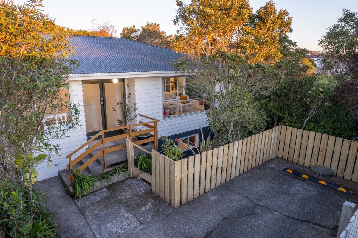 21B Colchester Crescent, Newlands, Wellington - Carousel 1