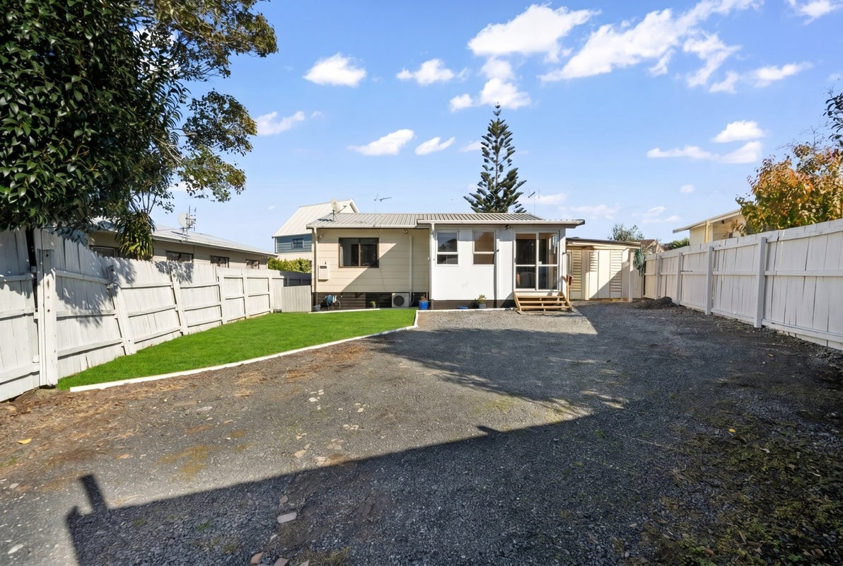 1/32 Maplesden Drive, Clendon Park, Auckland - Carousel 1