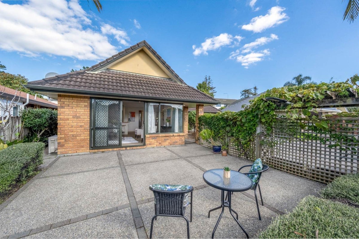 3/6 Marbeth Court, Botany Downs, Auckland - Carousel 2