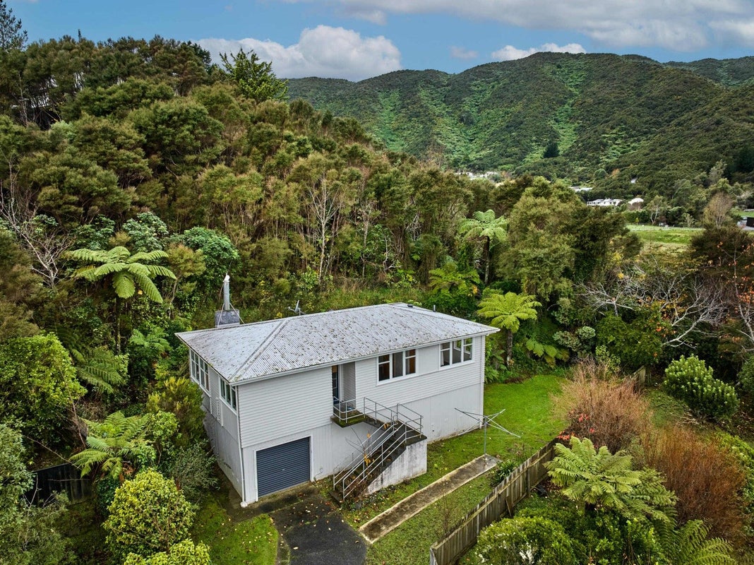 27 Pencarrow Crescent, Wainuiomata, Lower Hutt - Carousel 1
