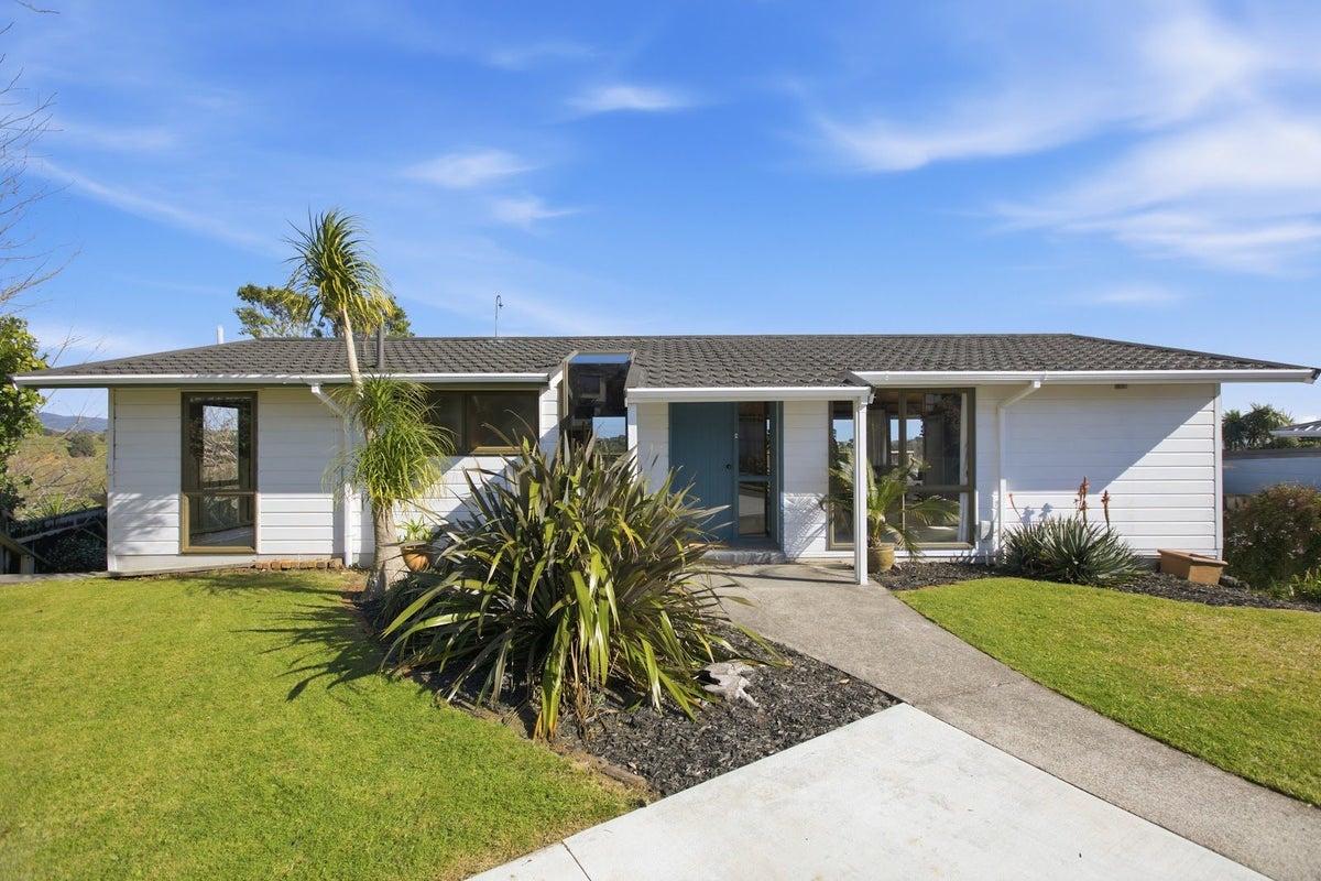 17A Saint Ives Grove, Whalers Gate, New Plymouth - Carousel 1