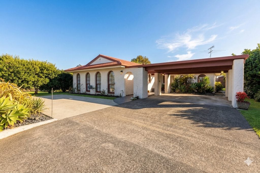 57 Pigeon Mountain Road, Half Moon Bay, Auckland - Carousel 1