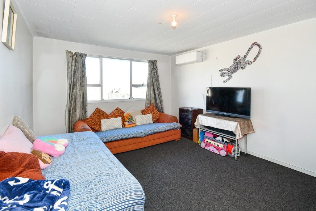 16 Serrano Place, Clover Park, Auckland - Carousel 2