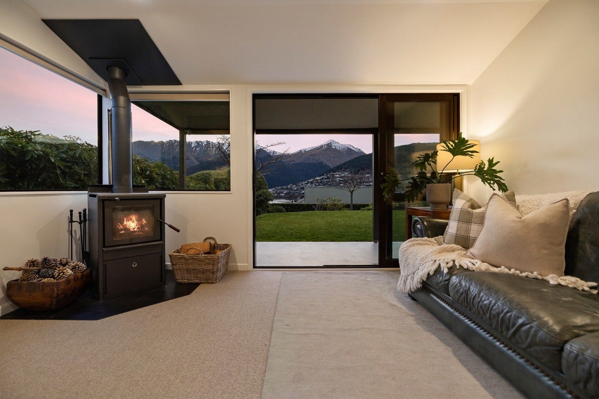 14 Oregon Drive, Kelvin Peninsula, Queenstown - Carousel 2
