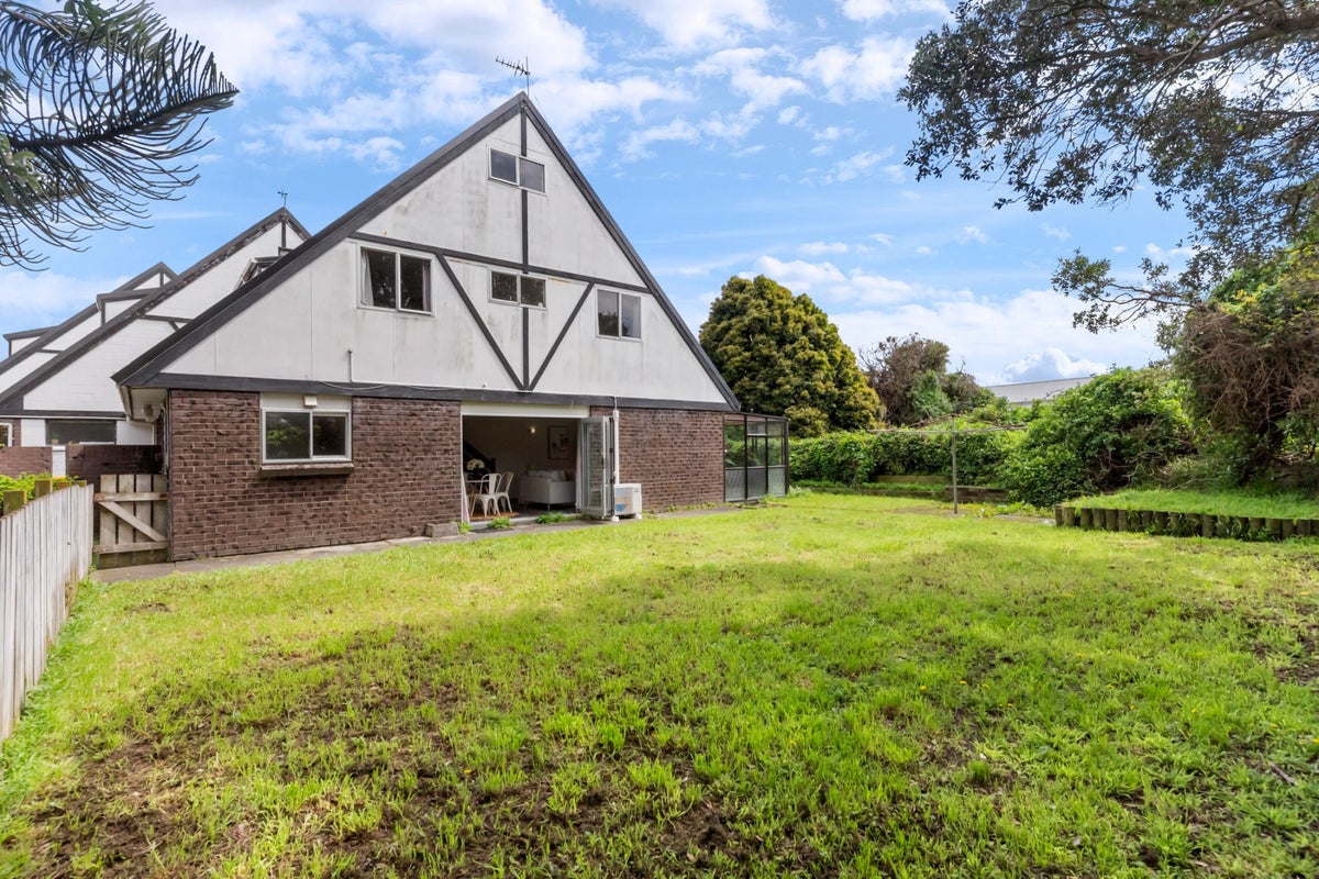 10/31 Mana Avenue, Titahi Bay, Porirua - Carousel 1
