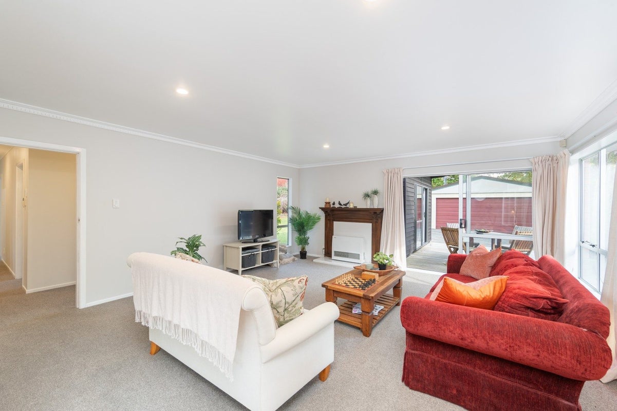 71 Blue Mountains Road, Pinehaven, Upper Hutt - Carousel 1