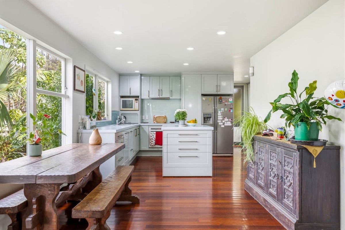 10 Pendlebury Street, Green Bay, Auckland - Carousel 1