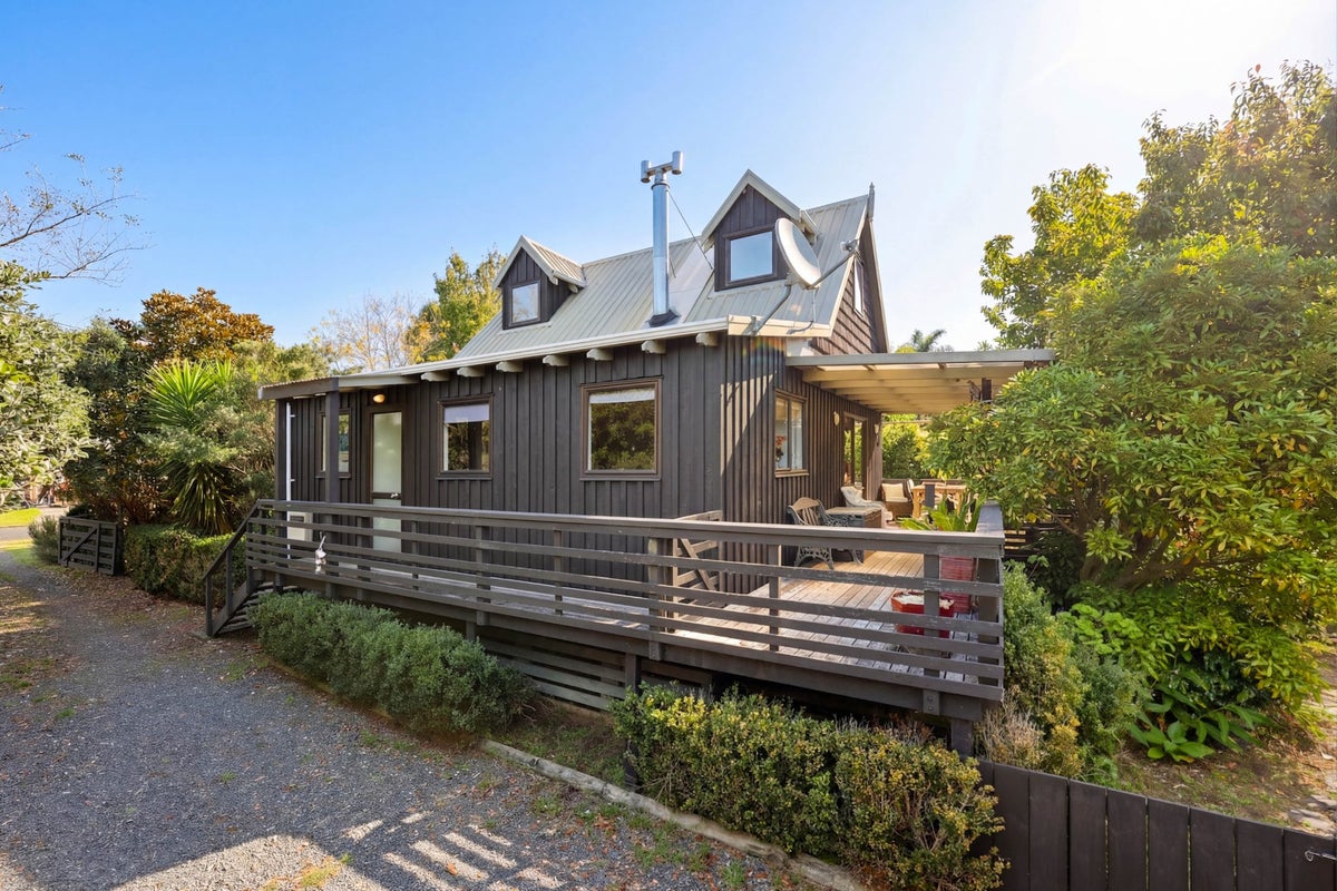 4 Millen Place, Clarks Beach, Clarks Beach - Carousel 1