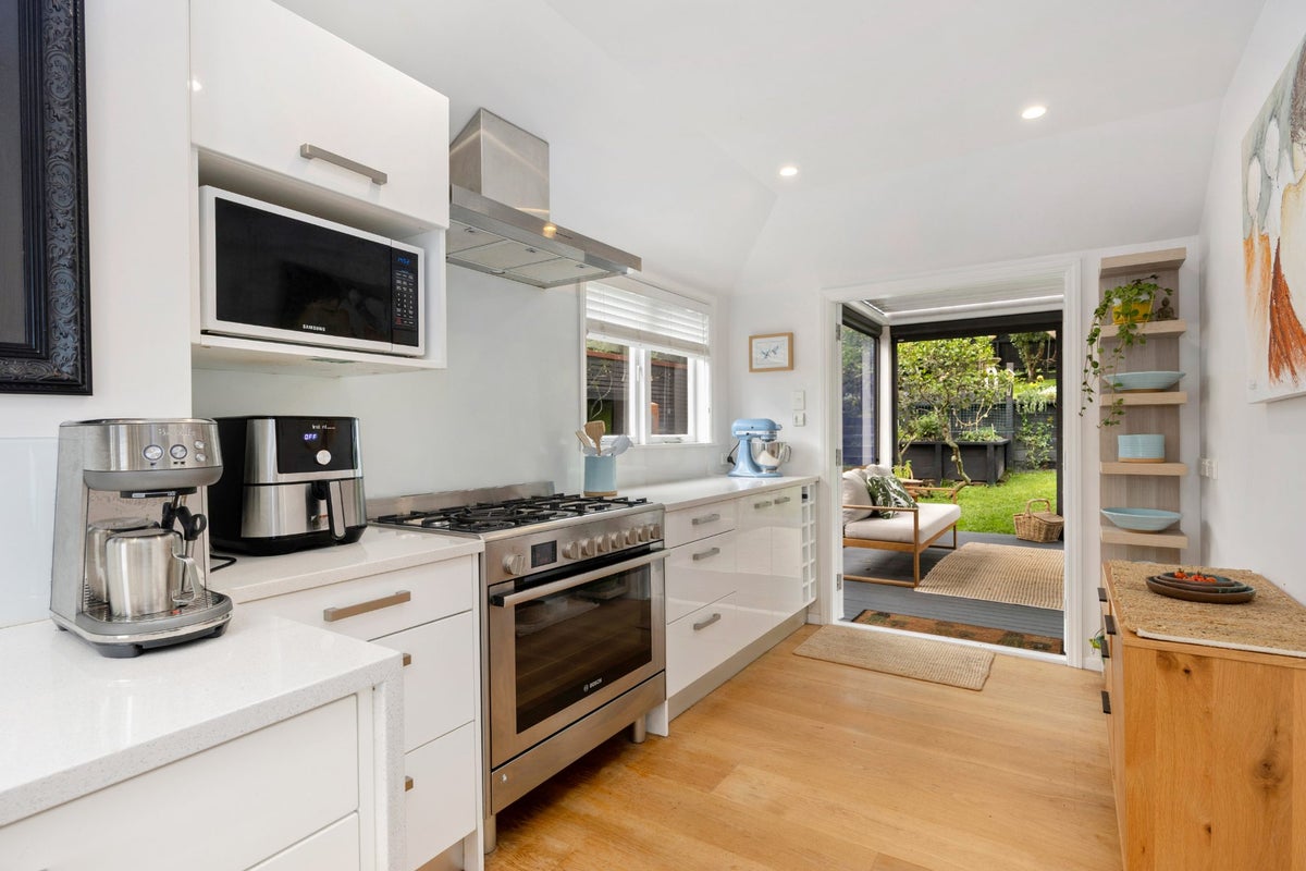 70 Selwyn Crescent, Forrest Hill, Auckland - Carousel 2