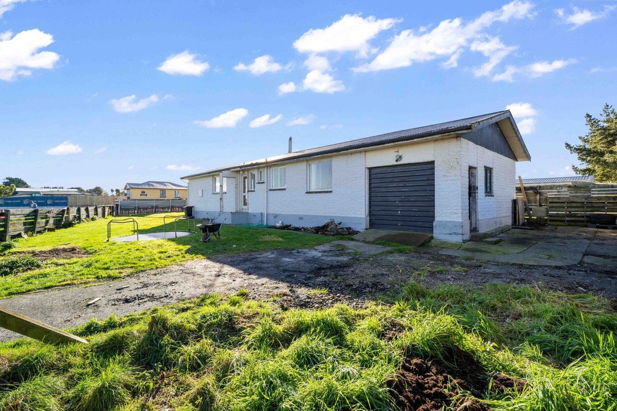1 Avon Road, Clifton, Invercargill - Carousel 17