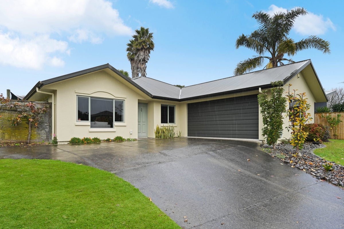 35 Saint James Drive, Huntington, Hamilton - Carousel 1
