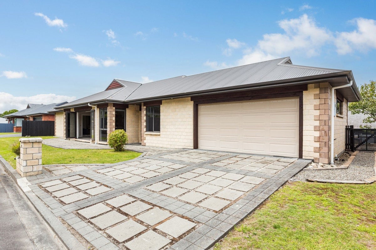 9 Cottle Heath Close, Manor Park, Lower Hutt - Carousel 1