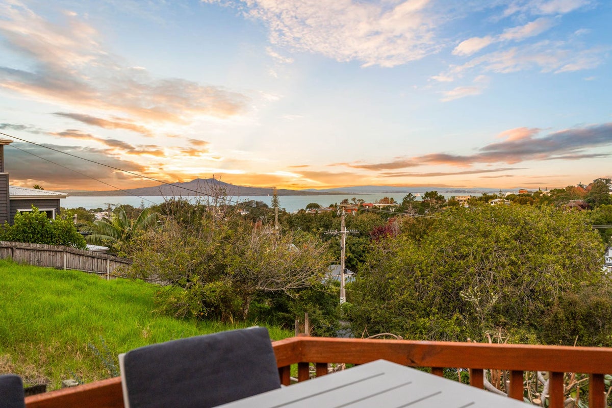 33 Peter Terrace, Castor Bay, Auckland - Carousel 1