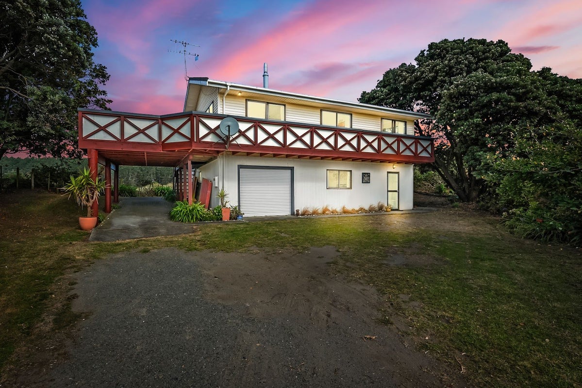 19 Colenso Place, Otaki Beach, Otaki - Carousel 2